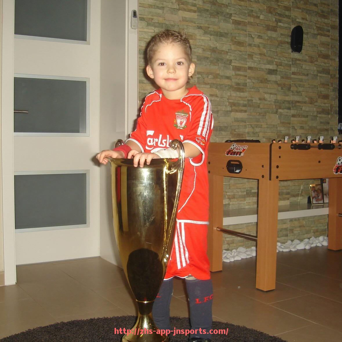 江南体育APP下载-英超比赛上场球员的规则及变更细节解读